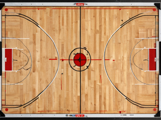 教练在战术板上布置NBA比赛攻防战术